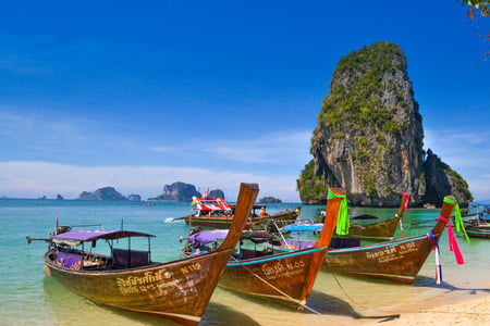 Traditionella båtar i Krabi