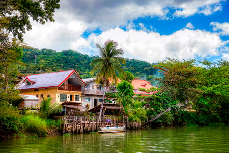 Landsby langs Loboc River på Bohol