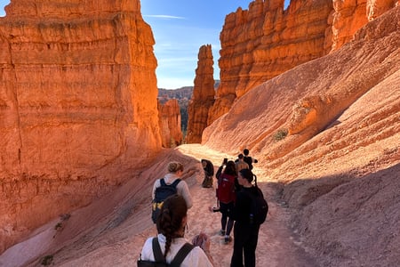 Gör ett stopp i Bryce Canyon. 