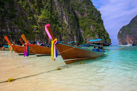 Longtailbåtar i Maya Bay på Phi Phi-öarna