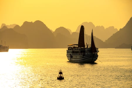 Solnedgång i Halong Bay