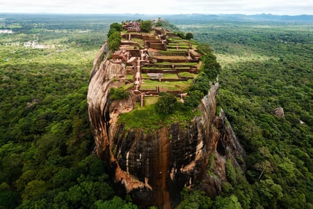 Se de vackra ruinerna på toppen av Sigiriya-klippan