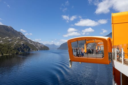 Njut av den vackra färden genom Doubtful Sound