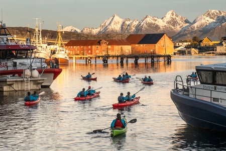Tag på tur i kajak i Svolvær