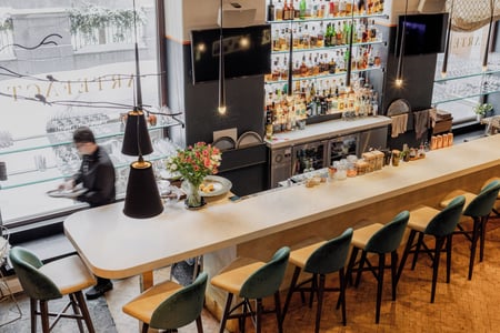 Få en drink i baren