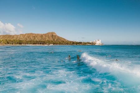Surfare vid Hawaiis kust