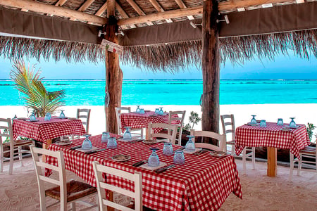 Trevlig restaurang på stranden