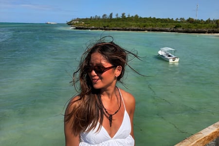 Check het blauwe water op Zanzibar