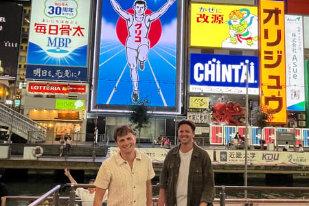 Se alla neonupplysta gator i Osaka.