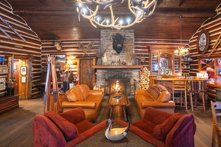 Lounge område på Storm Mountain Lodge Cabins