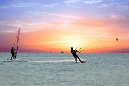 Masser af vandaktiviteter som surfing