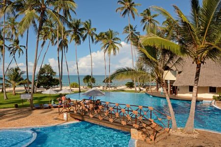 Tropisk poolområde på Ocean Paradise Resort
