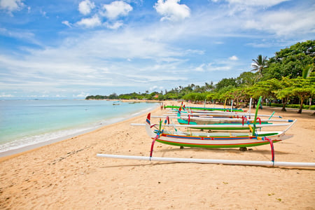 Traditionella fiskebåtar på stranden