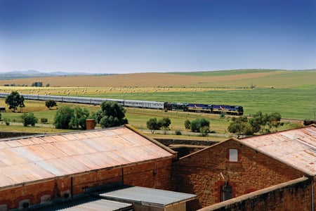 Med Indian Pacific genom det australiensiska landskapet