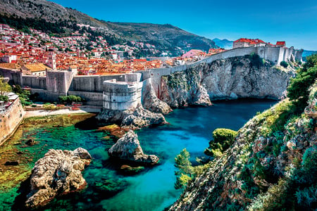 Bymure og krystalklart hav i Dubrovnik