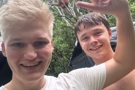Paluch og Momme sammen med en orangutang 