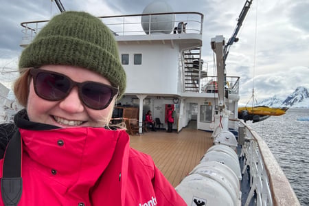 Gå ombord på ett expeditionsfartyg i Antarktis.