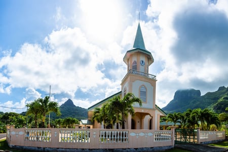 Se flotte Faanui Protestant Church på Bora Bora