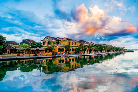 Solnedgang ved vandet i Hoi An