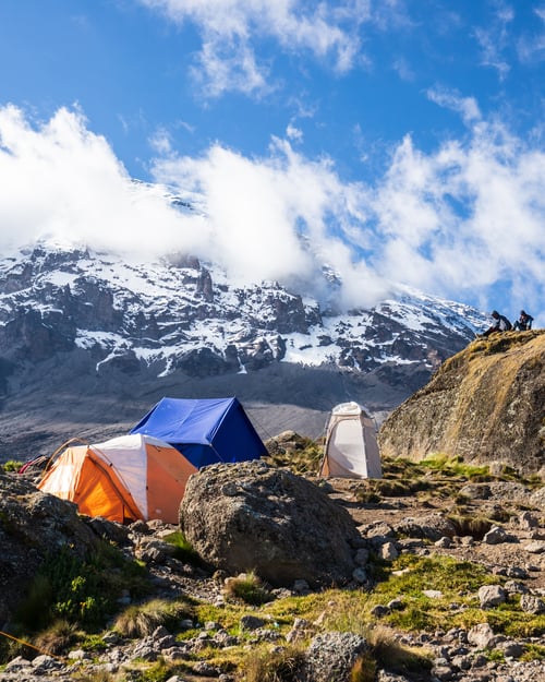 Campa på vägen upp till Kilimanjaro topp.