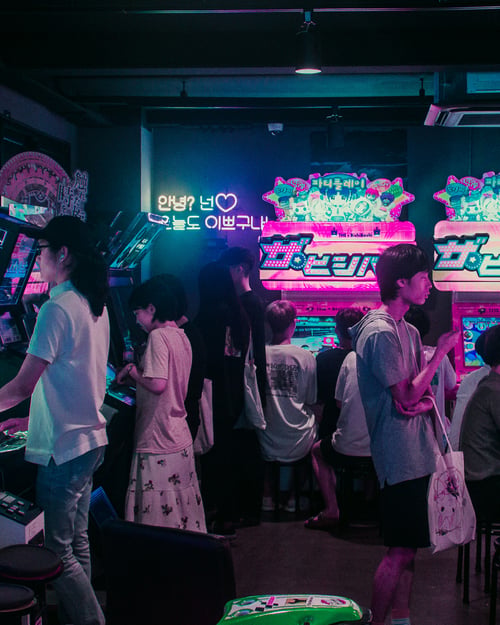 Arkadhall med neonljus i Seoul