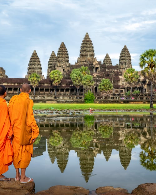 Munke foran UNESCO-beskyttede Angkor Wat