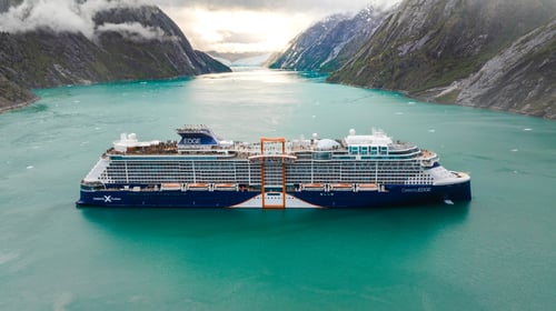 Celebrity Edge omgivet af storslået natur