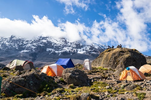 Campa på vägen upp till Kilimanjaro topp.
