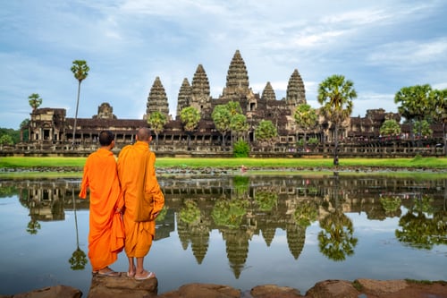 Munkar framför UNESCO-skyddade Angkor Wat