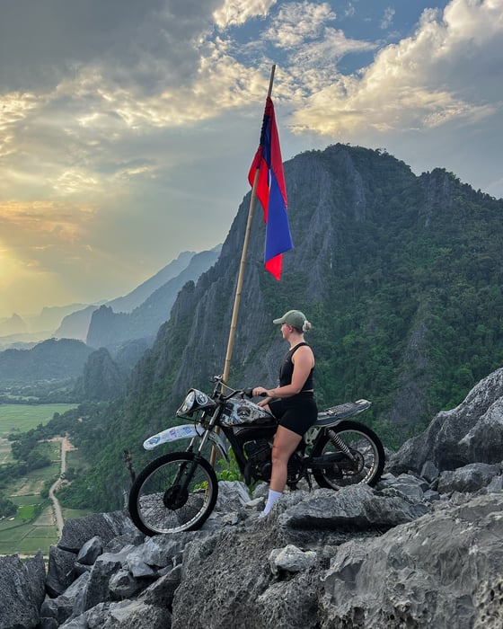Resenär vid utsiktsplats i Vang Vieng