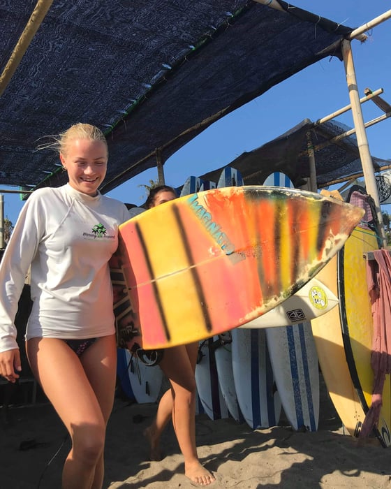 Surfa på Bali. 