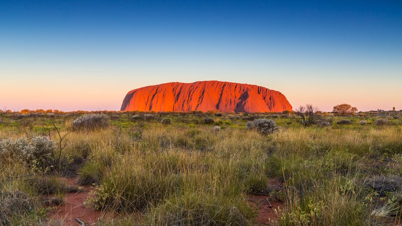 Red Uluru i skymningen