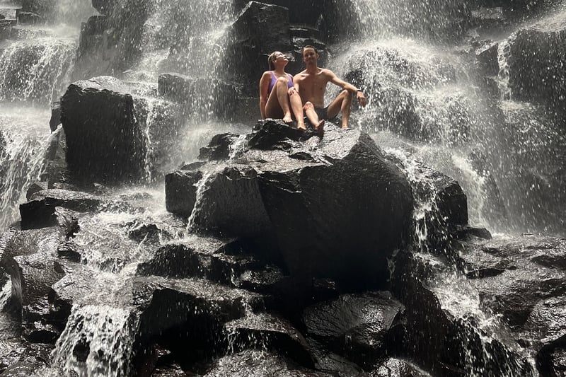 Par við foss á Balí