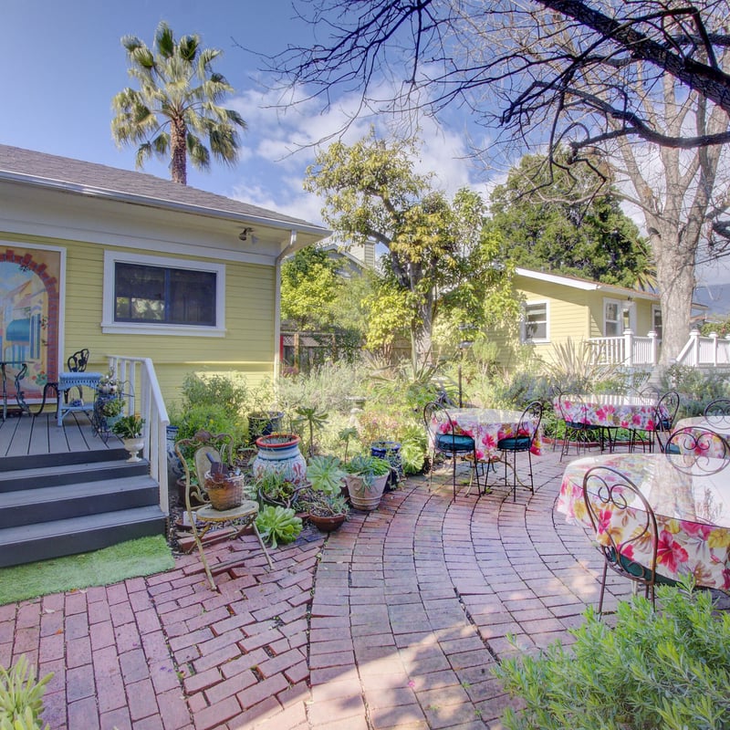 Secret Garden Inn and Cottages B&B