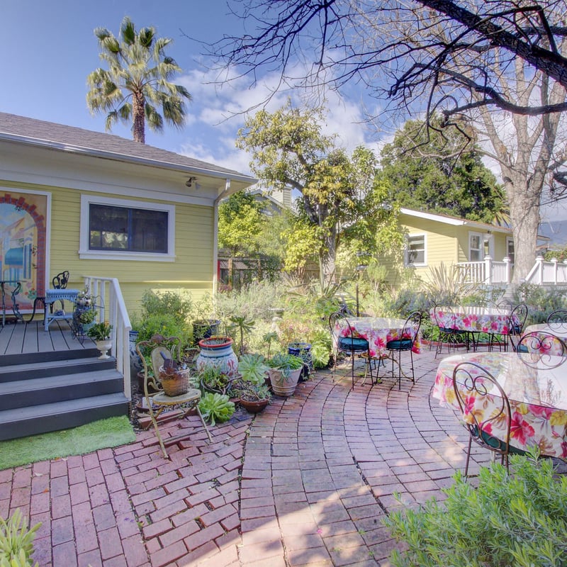 Secret Garden Inn and Cottages B&B