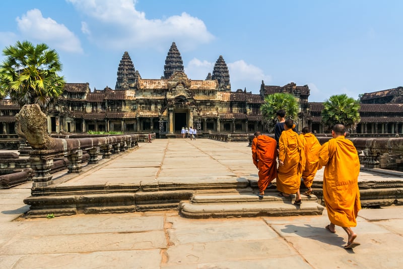 Munke foran UNESCO-beskyttede Angkor Wat