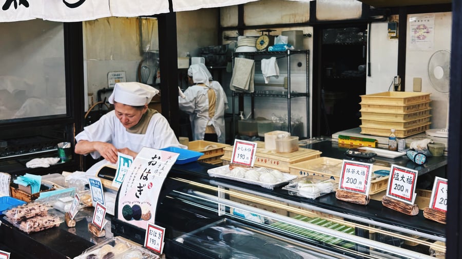 En matbit en av de MANGE spisestedene i Osaka