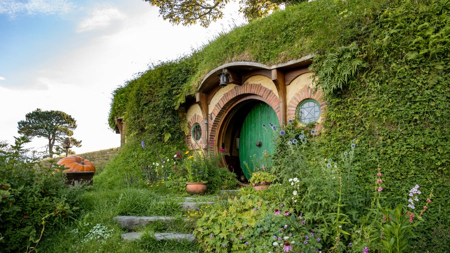 Besök Hobbiton på norra ön. 