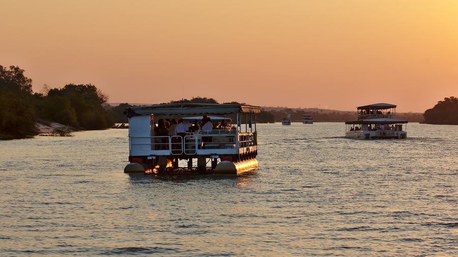 Tag på sundowner cruise langs Zambezi-floden