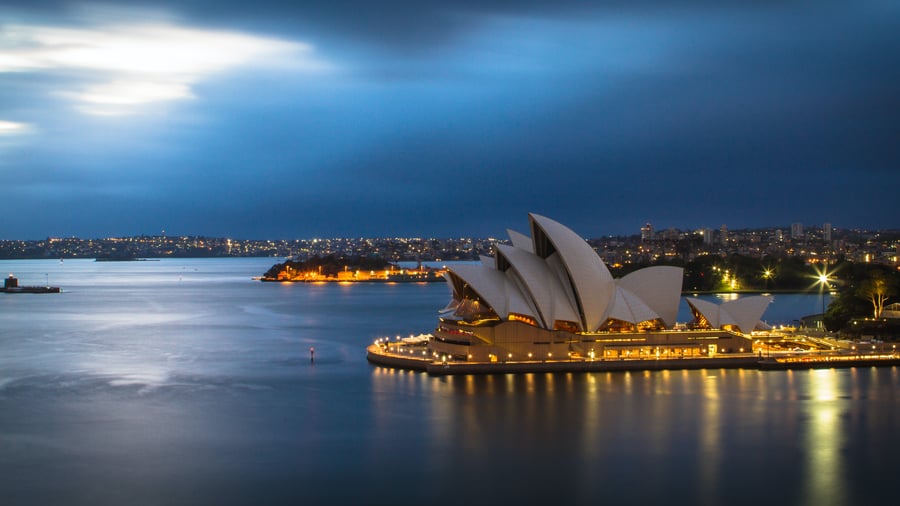 Du forlader Sydney og flyver mod Danmark
