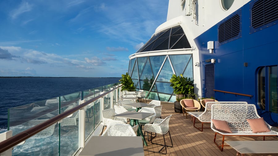 Slap af på dækket ombord på Celebrity Edge