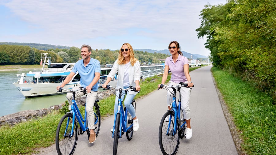 Cyklister langs Donau floden