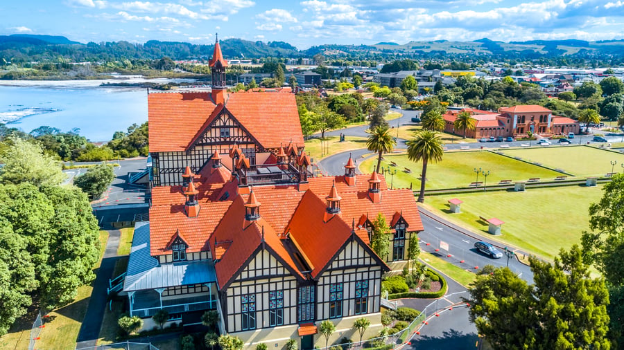 Rotorua med det termiska badhuset i förgrunden