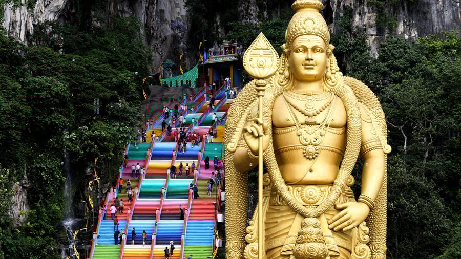 De farverige trapper op til Batu Caves