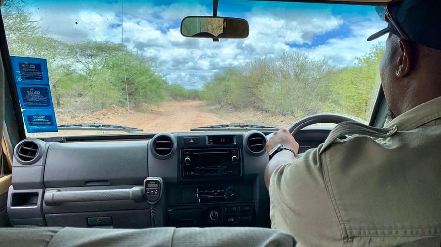 På vej gennem Tsavo Vest i safarijeep