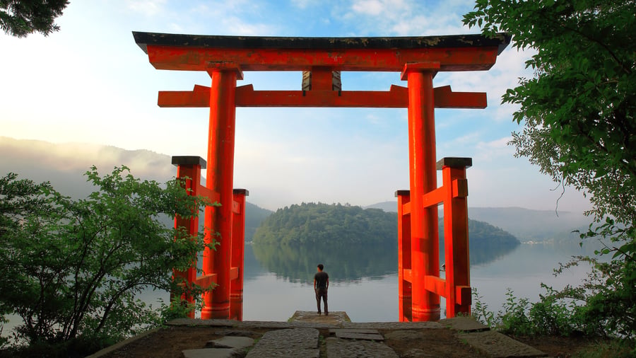 Torii-port ved Lake Ashi i Hakone-området