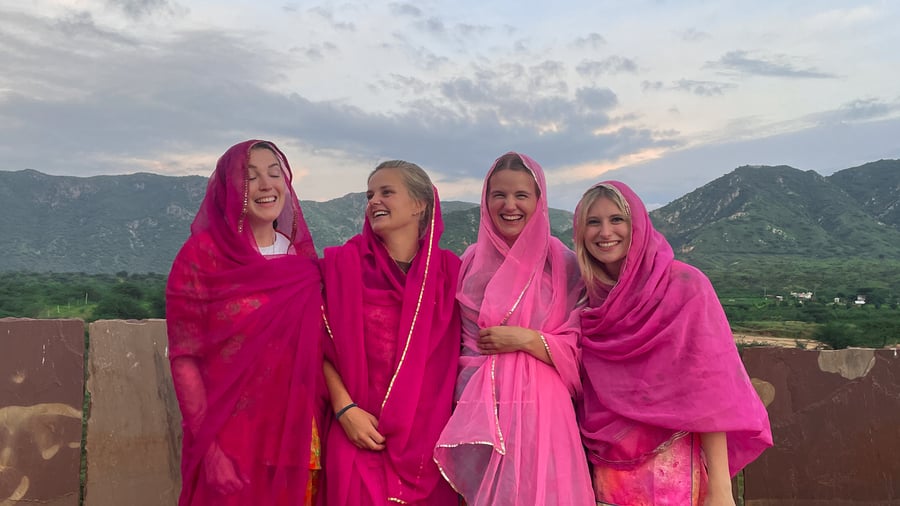 Venninner i tradisjonelle sarier