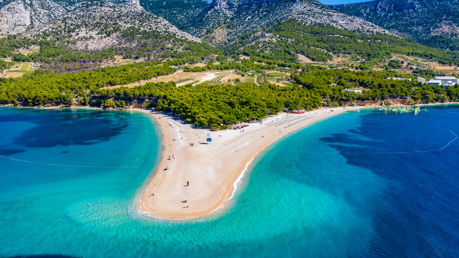 Den ikoniske Zlatni Rat strand på øen Brač