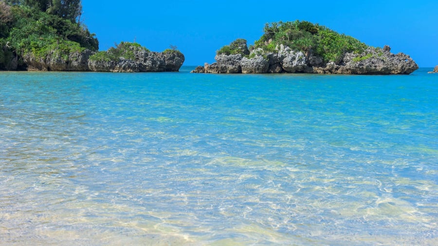 Stranden vid Best Western Okinawa Onna Beach