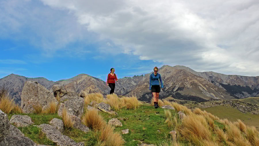 Tag på vandretur i den smukke natur